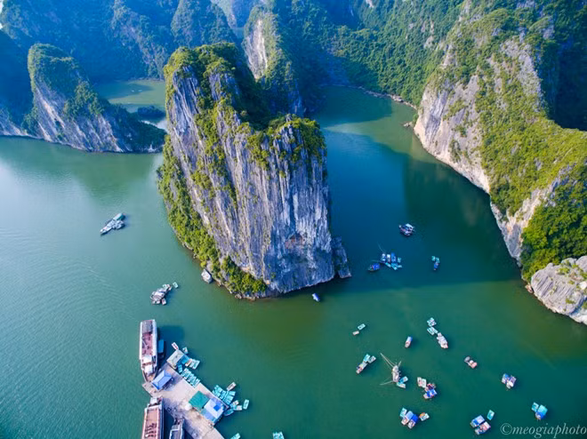 Hàng nghìn hòn đảo với đủ mọi hình thù nằm giữa biển trời bao la, tạo nên sự kỳ vĩ độc đáo cho vịnh Hạ Long.