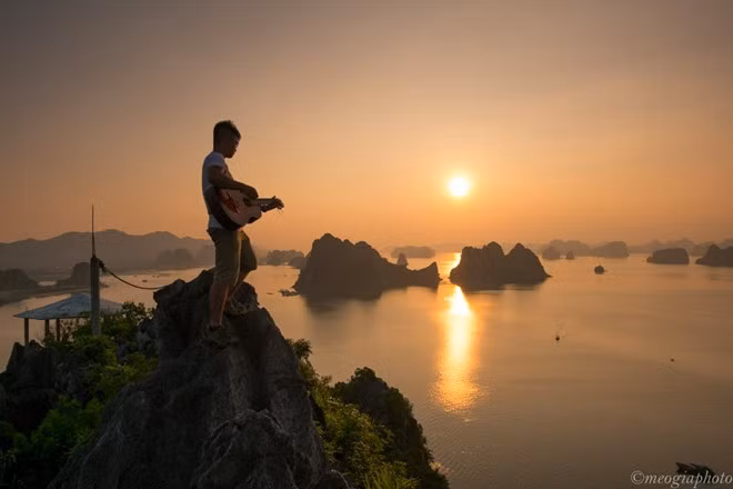 Từ trên cao, bạn sẽ cảm nhận được rõ ràng vẻ đẹp của biển trời trong ánh nắng của ngày mới, và sự nhỏ bé của con người trước thiên nhiên vịnh Hạ Long.