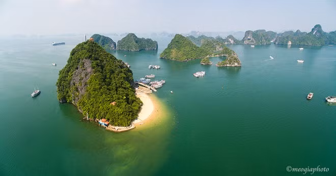 Nằm giữa nhiều hòn đảo nhỏ khác, tàu thuyền du lịch thường thả neo ở đây, cho du khách cơ hội vui đùa với sóng biển và ngắm nhìn khung cảnh hùng vĩ.