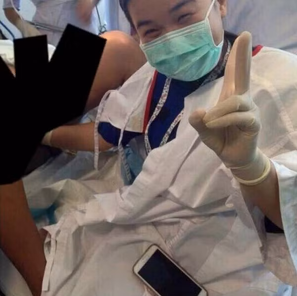 Mới đây, một thực tập sinh đang làm việc tại phòng khám phụ sản ở Johor Bahru, Malaysia đã đăng tải trên trang mạng xã hội của mình hình ảnh tươi cười vui vẻ trong lúc đỡ đẻ khiến cư dân mạng hoảng hồn khi tay trái của cô này đang làm dấu hiệu "Victory", còn tay phải thì đang... thò vào vùng kín của một sản phụ. Bức ảnh này đã gây ra một làn sóng phẫn nộ ở Malaysia. Nhận thấy sự nghiêm trọng của vụ việc, Bộ Y tế Malaysia đã mở một cuộc điều tra trên diện rộng.