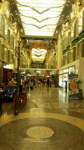 Khu mua sắm hoành tráng bên trong du thuyền.