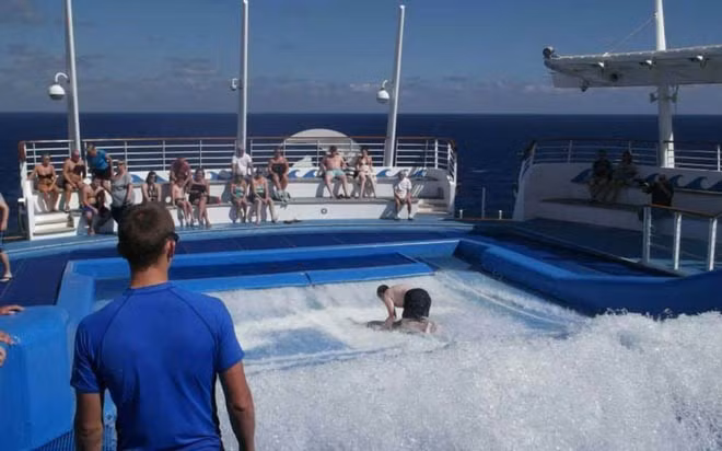 Trên tàu có khu lướt sóng giả lập, leo núi nhân tạo, trượt băng, bể bơi thủy lực và sân golf mini.