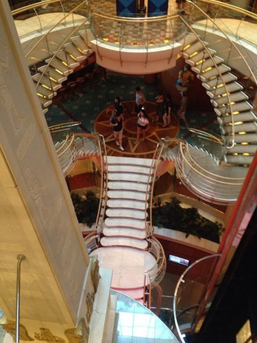 Cầu thang lên rạp hát bên trong du thuyền.