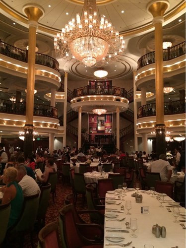 Phòng ăn với sức chứa 700 khách.