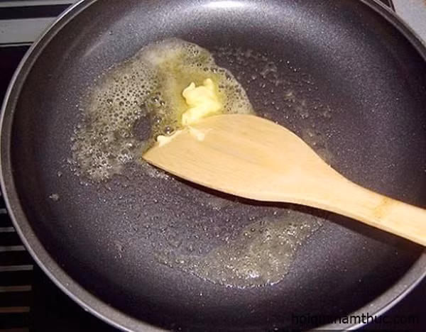 Để chảo ở nhiệt độ cao khi chưa có đồ ăn. Theo các chuyên gia, việc để lửa cao khi dùng chảo chống dính sẽ khiến chất chống dính bắt đầu bị phân hủy và giải phóng các phân tử độc hại gây ung thư.