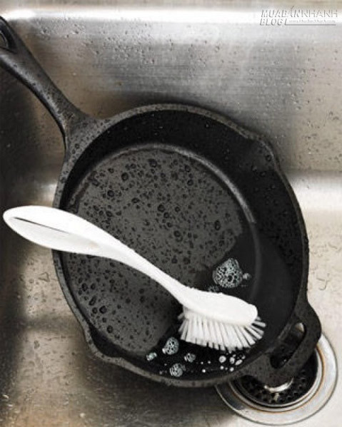 Tốt nhất sau khi nấu xong, bạn nên để chảo nguội bớt rồi mới tiến hành rửa. Nếu chảo khó rửa, bạn hãy đợi chảo nguội bớt rồi cho một chút nước vào ngâm khoảng 30 phút trước khi rửa. Việc ngâm giúp cặn muối và thức ăn thừa dễ gột rửa hơn.