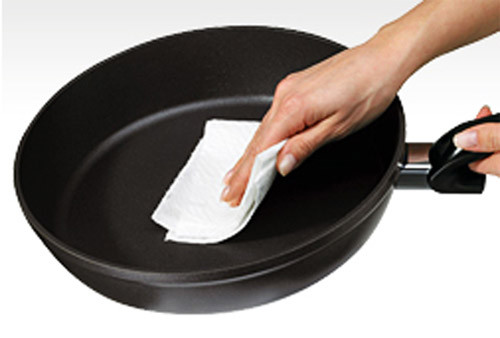 Chảo chống dính khi mới mua về nên rửa qua với nước rửa chén sau đó quét một lớp cà phê lên mặt chảo và đem hâm nóng, sau đó rửa lại chảo cho sạch. Cách này không những giúp khử mùi của lớp sơn chống dính mà giúp chảo dễ rửa hơn.