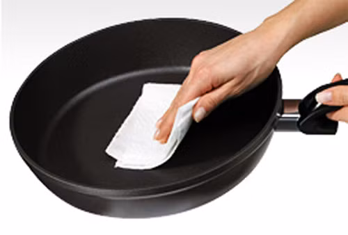 Chảo chống dính khi mới mua về nên rửa qua với nước rửa chén sau đó quét một lớp cà phê lên mặt chảo và đem hâm nóng, sau đó rửa lại chảo cho sạch. Cách này không những giúp khử mùi của lớp sơn chống dính mà giúp chảo dễ rửa hơn.