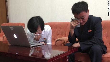 Chồng và con gái Kim Ryon Hui khóc khi xem video của bà ở xứ người. Ảnh: CNN