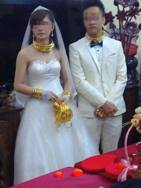 Lai xon xao anh cap doi deo day vang trong ngay cuoi-Hinh-3