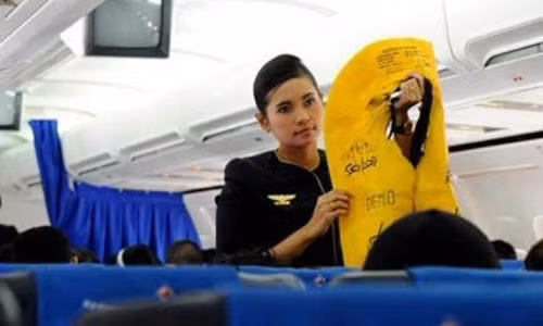 Hai hanh khach tu y xe ao phao tren may bay Vietnam Airlines