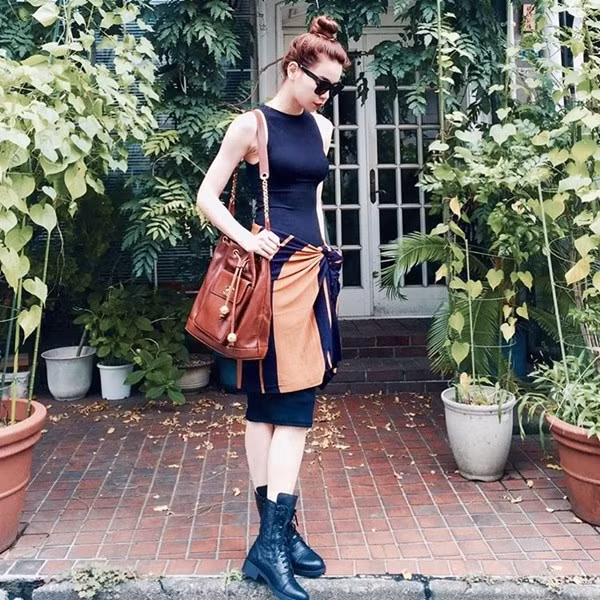 Hồ Ngọc Hà gợi cảm trong mẫu đầm ôm sát, song cũng 'ngông' chẳng kém với cách kết hợp áo buộc hờ bên hông và đôi boots quân đội hầm hố.