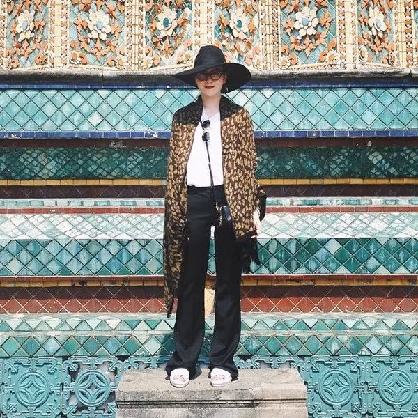 Yến Nhi còn rất 'sủng ái' mốt quần ống loe. Cô nàng mix item đang được săn đón này cùng áo phông trơn và tinh ý phối thêm khăn choàng họa tiết da báo cho tăng độ 'ngầu.'