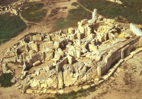 Năm 1902, người ta đã phát hiện ra một đường hầm rất lớn ở Valletta, thủ phủ của quốc đảo xinh đẹp. Nơi này lưu giữ di tích kiến trúc đền đá khổng lồ Malta có từ thời tiền sử. Đó là một ngôi đền dưới lòng đất. Ảnh: nevworldwonders.