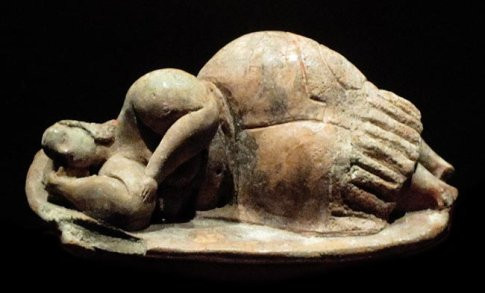 Tượng thần "Nữ chúa" của Malta. Bức tượng điêu khắc gốm sứ này được phát hiện cùng với hài cốt của hơn 7.000 người trong văn mộ dưới lòng đất Harsalleni. Tương truyền rằng, giấc ngủ của Nữ chúa chứa đựng sự biến đổi và hồi sinh. Ảnh: vassallohistory.