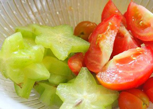 Ngoài ra, các loại rau củ quả sau cũng không nên dùng cho bệnh nhân sỏi thận: khế, chanh, nho, me, đu đủ, ớt, bí, cải thìa, rau diếp, cà chua, cà rốt, cà tím, súp lơ xanh, súp lơ trắng, măng tây và nấm, măng muối.