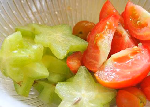 Ngoài ra, các loại rau củ quả sau cũng không nên dùng cho bệnh nhân sỏi thận: khế, chanh, nho, me, đu đủ, ớt, bí, cải thìa, rau diếp, cà chua, cà rốt, cà tím, súp lơ xanh, súp lơ trắng, măng tây và nấm, măng muối.