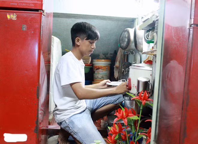 Ngoài giờ làm, thường ngày Cường cũng phụ giúp bố nấu ăn. "Sửa giày dép miễn phí cho các anh chị vé số, xích lô, ba gác và người khiếm thị" - là bảng hiệu trên xe đẩy của Cường khiến người xem ấm lòng. 9X nói: "Thầy em thương người lắm. Bảng là do thầy làm, căn dặn em phải giúp đỡ người nghèo, mưu sinh trên phố. Việc san sẻ cho những người đồng cảnh ngộ khiến em hạnh phúc và hiểu được giá trị của cuộc sống".