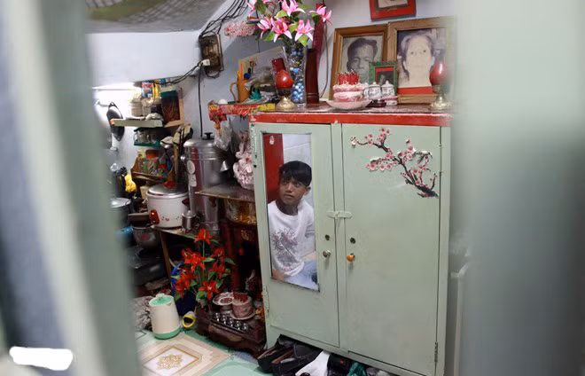 Không gian sinh hoạt của gia đình Nguyễn Bá Cường rộng chưa đầy 10 m2. Do nhà chật hẹp, buổi trưa khá nóng song Cường cho hay, em sống từ nhỏ đến lớn tại đây nên dần quen. Dù năm nay 18 tuổi, trông dáng người nhỏ bé của Cường vẫn như một học sinh tiểu học. Bố Cường - ông Nguyễn Bá Quốc (48 tuổi) - cho biết, từ nhỏ, Cường bị nổi các vết đốm trên người, gia đình khó khăn nên không theo dõi, chữa trị đến cùng. Điều này ảnh hưởng đến chiều cao, còn sức khỏe của Cường vẫn bình thường.