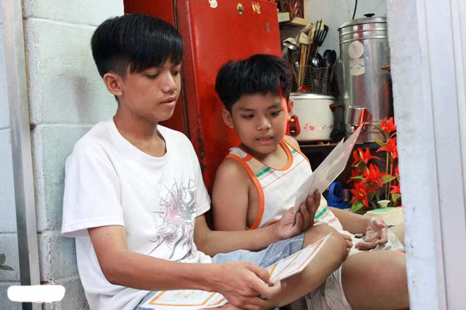 Em trai Cường là Nguyễn Bá Thắng, năm nay học lớp 6. Nhắc đến chuyện học tập, cậu bé nhanh nhảu mang các bằng khen ra khoe với chúng tôi. Còn riêng Cường, cậu chia sẻ: "Em bỏ học từ năm lớp 6. Lúc đó, gia đình khó khăn, thành tích học của em khá tệ. Có lớp 6 mà học lại 3 năm, lường được sức mình và thấy bố mẹ khổ quá nên em nhường cho em trai học tiếp. Em theo học nghề phụ lo gia đình".