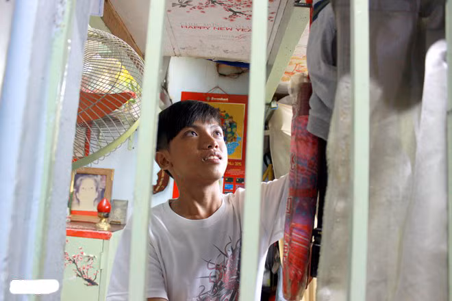 Bá Cường và Bá Thắng chuẩn bị bữa tối với món mỳ gói. Là anh cả trong nhà, Cường luôn hiểu được trách nhiệm của mình. "Thấy em học giỏi, ngoan ngoãn là em mừng rồi. Sau này, bản thân chỉ biết cố gắng làm việc, lo cho em ăn học đến nơi đến chốn" - Cường vui vẻ nói.