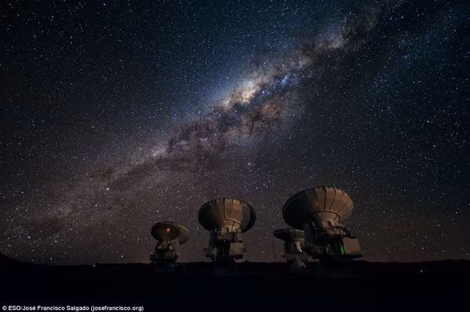 Không khí với độ ẩm thấp khiến đây là nơi bạn có thể nhìn rõ sao trời nhất trên thế trái đất. Với đài thiên văn ALMA nằm trên cao nguyên Chajnantor, ở độ cao 5.000 m so với mực nước biển, du khách có thể ngắm nhìn những ngôi sao và quan sát vũ trụ. Ảnh: Josefrancisco.