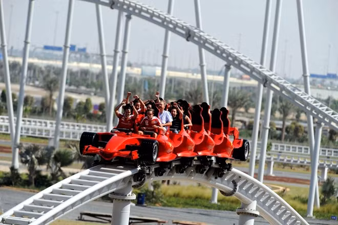 Tại đây có tàu lượn siêu tốc nhanh nhất hành tinh - Formula Rossa, với vận tốc lên tới 239 km/h. Ảnh: Meteoprog.