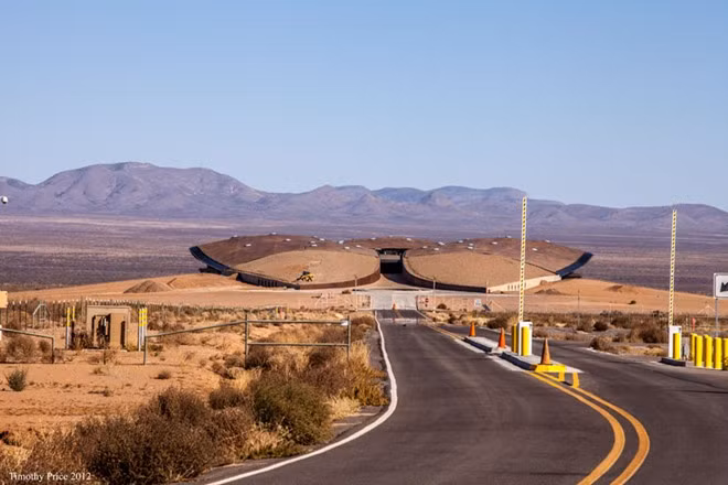 3. Rời khỏi trái đất - cảng vũ trụ America, New Mexico, Mỹ: Virgin Galactic - một “hãng hàng không vũ trụ” do Richard Branson sáng lập - đang có hơn 400 nhân viên làm việc ngày đêm để thực hiện giấc mộng du hành không gian. Mục tiêu của họ là cho 6 du khách lên mỗi chuyến bay. Ảnh: Timothy Price.