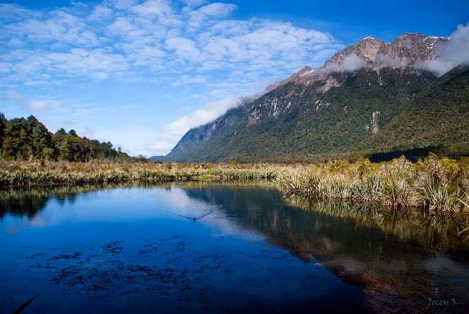 Fiordland, New Zealand: Fiordland là vườn quốc gia lớn nhất New Zealand, với diện tích 12.500 km2. Vườn quốc gia đẹp mê hồn thế giới này được bao quanh bởi các dãy núi nhấp nhô và một thác nước nổi tiếng thế giới.