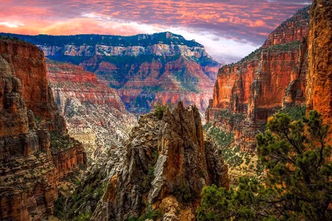Vườn quốc gia Grand Canyon, Hoa Kỳ: Grand Canyon có lẽ là vườn quốc gia nổi tiếng nhất và được chụp ảnh nhiều nhất trên thế giới. Mỗi năm, có khoảng năm triệu người đến xem hẻm núi ấn tượng của vườn quốc gia này.