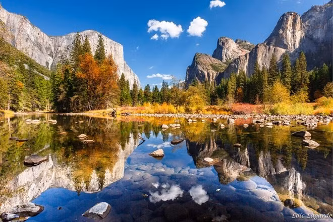 Vườn quốc gia Yosemite, Hoa Kỳ: Có diện tích hơn 3.000 km2 và nằm ở phía tây dãy Sierra Nevada, California, Yosemite mỗi năm có 3,7 triệu người ghé thăm. Vườn quốc gia này được quốc tế công nhận là một di sản thế giới với những vách đá granit hùng vĩ, suối nước trong sạch và đa dạng sinh học.