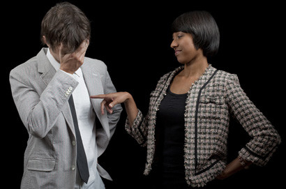 4. "Anh thực sự sẽ mặc bộ đồ này đấy hả?" "Không, tôi đã nghĩ chúng ta mặc đẹp và giả vờ mặc những thứ này”.