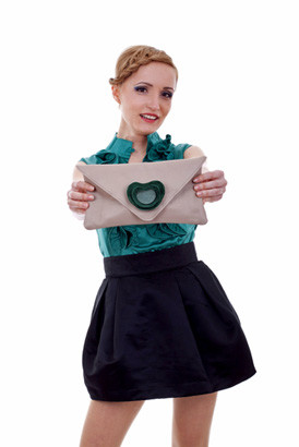 6. "Anh có thể cầm hộ em chiếc ví của em được không?". “Đương nhiên là không rồi. Tại sao chúng ta không thể giấu nó vào cái chậu hoa kia nhỉ?”.