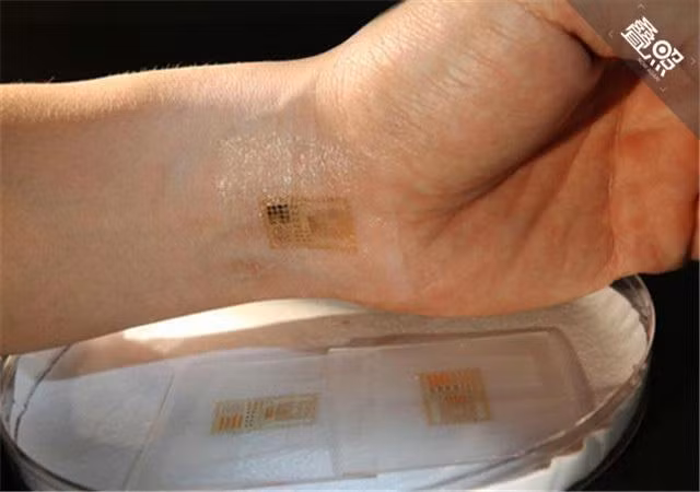 Miếng xăm thông minh: Đây là một con chip NFC do các nhà khoa học Đại học Illinois phát minh, có cấu tạo giống như một hình xăm. Nó không chỉ giúp bạn biết được nhịp tim hay các hoạt động sinh học của cơ thể, mà còn phát hiện mầm bệnh trong người bạn. Hình xăm cũng lưu giữ mật mã giúp bạn lái xe hay mở cửa, thanh toán hóa đơn... chỉ bằng cách đơn giản giơ "mã vạch" lên.