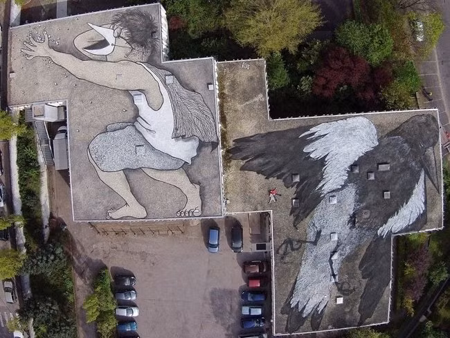 Ban đầu, họ vẽ tranh trên giấy bằng mực Trung Quốc rồi dán lên tường. Sau đó, hai nghệ sĩ này vẽ tranh lên mái nhà, đường băng máy bay hay cả các cánh đồng cỏ rộng lớn.