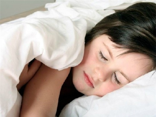 Khi cơ thể thiếu canxi, gây ảnh hưởng đến hoạt động trao đổi chất của hệ thần kinh trung ương, dẫn đến tình trạng vỏ não liên tục trong trạng thái hưng phấn, khiến trẻ đã đến giờ ngủ vẫn không tài nào ngủ được.