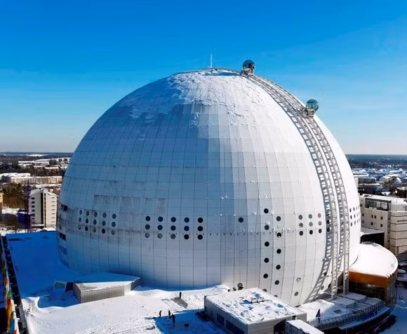 Thang máy Skyview, Thụy Điển: Thang máy Skyview được xây dựng bên ngoài tòa nhà Ericsson Globe, Stockholm, Thụy Điển. Tòa nhà Ericsson Globe là tòa bán cầu lớn nhất thế giới, có hình dạng như một quả bóng màu trắng lớn, với đường kính khoảng 110 m, chiều cao bên trong khoảng 85 m.
