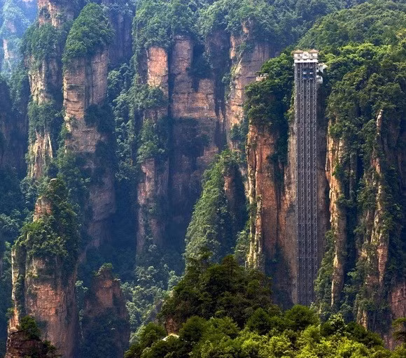 Thang máy Bailong, Trung Quốc: Thang máy nằm bên vách đá khổng lồ ở Trương Gia Giới, Hồ Nam, Trung Quốc, có chiều cao 330 m. Đây là thang máy ngoài trời cao và nặng nhất thế giới. Thang máy được xây dựng từ tháng 10/1999, và bắt đầu mở cửa cho công chúng từ năm 2002.