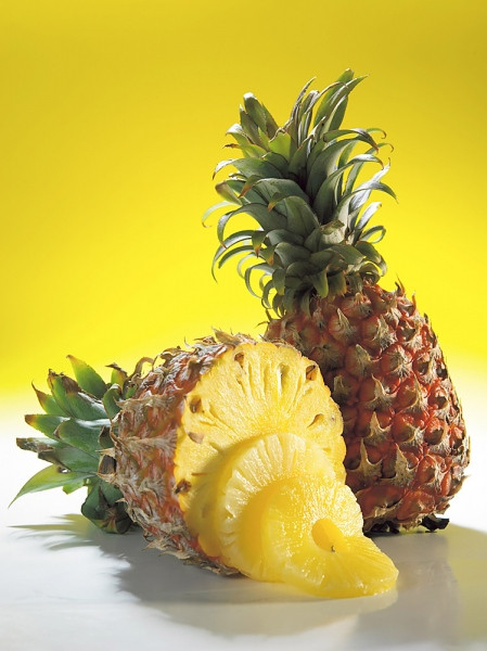 Khi say dứa hay ngộ độc dứa, có các triệu chứng xuất hiện sau 30 phút đến 1 giờ sau khi ăn thơm. Nạn nhân thấy mệt mỏi, nhức đầu, chóng mặt, ngứa dữ dội khắp người sau đó thấy nóng bừng và nổi mẩn toàn thân, đau bụng, nôn mửa, tiêu chảy, hạ huyết áp, khó thở. Trường hợp nhẹ sẽ tự khỏi sau 2 - 3 giờ.