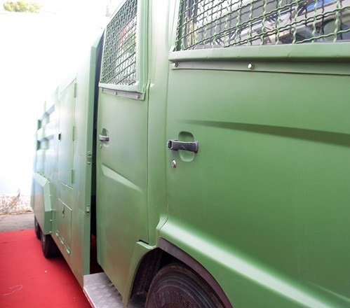 Khoang lái với khung kim loại bảo vệ cửa sổ có khả năng chống đạn và thuốc nổ.