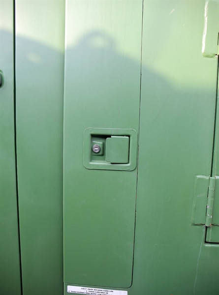 Phía sau của xe là nơi đặt bể chứa nước làm bằng chất liệu thép chống gỉ. Nước được bơm lên súng phun bằng máy bơm áp lực cao.