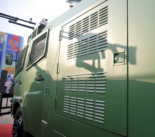 Khoang điều khiển của chiếc xe đặc chủng này được thiết kế cabin đôi, chứa được 5 người với 2 lối thoát hiểm 2 bên.