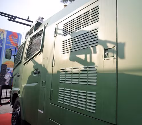 Khoang điều khiển của chiếc xe đặc chủng này được thiết kế cabin đôi, chứa được 5 người với 2 lối thoát hiểm 2 bên.