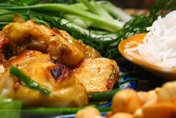 Chả cá Lã Vọng được làm từ cá lăng tươi bởi cá lăng có thịt chắc, ngọt và thơm. Cá lăng được lọc lấy thịt và ướp với những gia vị như riềng, mẻ, mắm tôm...v.v.. kẹp vào cặp tre rồi nướng vàng trên than hoa. Trước khi ăn, những miếng chả cá thơm lừng được trút vào chảo với một chút mỡ, thêm hành và thì là. Chả cá Lã Vọng ăn kèm bún tươi, với mắm tôm, lạc rang, rau mùi và húng Láng.