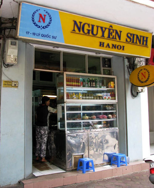 3. Bánh mì Nguyên Sinh - Lý Quốc Sư. Nguyên Sinh là thương hiệu rất lâu đời, nhà hàng có từ thời Pháp thuộc và là một trong những nhà hàng đồ Tây đầu tiên do người Việt mở ra ở Hà Nội. 