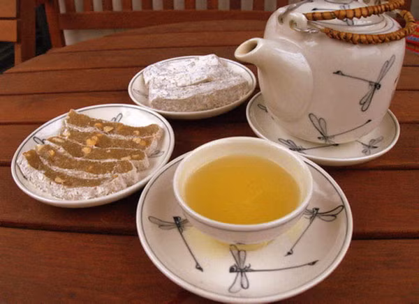 Những ngày trời thu mát lạnh, được thưởng thức món bánh này thật là thú vị. Thái bánh thành từng khoanh nhỏ, rồi ăn chậm rãi cùng với trà. Cắn một miếng bánh chè lam dẻo dẻo, uống một ngụm trà, vị ngọt lành biết bao!