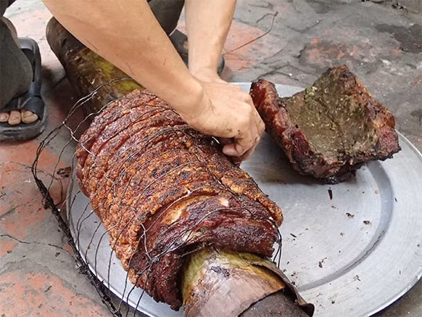 Một trong những nguyên liệu làm nên sức hấp dẫn của thịt chính là vị của lá ổi non được băm nhỏ, ướp khoảng một tiếng. Thịt sau khi tẩm ướp được cuốn gọn vào chiếc đòn tre đã lót lá chuối bên trong. Khâu quay thịt cũng đòi hỏi người chế biến phải khéo léo để giữ lửa, hay khoảng cách thịt với bếp vừa tầm để làm sao để hơi nóng làm chín thịt phía bên trong. Khi thịt đã se lại và chảy mỡ, người ta mới hạ thấp đòn xuống gần với ngọn lửa hơn để miếng thịt có màu vàng hấp dẫn.