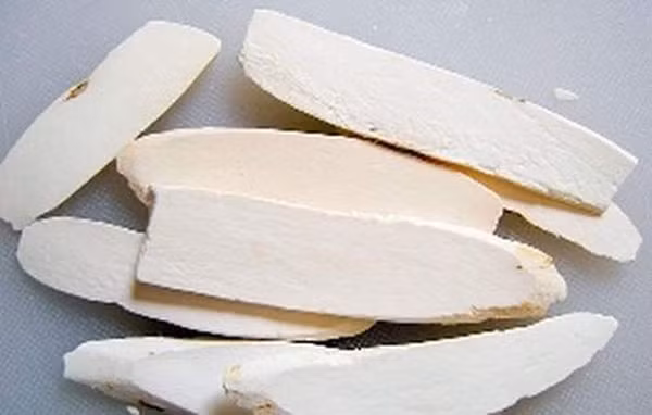 Chè củ mài. Củ mài cũng là đặc sản của Chùa Hương. Chè củ mài còn được xem là món ăn đặc sản của vùng núi chùa Hương vào những ngày lễ Phật Đản. Khi nấu chè củ mài, người ta không xắt miếng, cũng không xay hay giã thành bột mà một tay cầm củ, một tay cầm con dao cau thật sắc, thoăn thoắt gạt từng miếng củ thả dần vào nồi nước đường đã đun sôi. Khi chè chín, củ dẻo mềm một cách đặc biệt, vị lại thơm ngon, ngọt mát vô cùng.