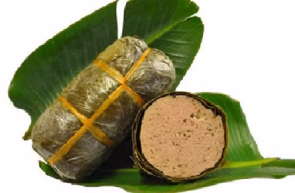 Giò Ước Lễ khác hẳn với giò của những nơi khác. “Xanh ở vỏ ngoài, hồng ở nhân trong, có nhiều lỗ nhỏ. Miếng giò ăn ngon, giòn, không bị bã. Ðặc biệt là giò Ước Lễ không bao giờ pha bột, có lẽ vì vậy mà luôn được khách hàng tín nhiệm.