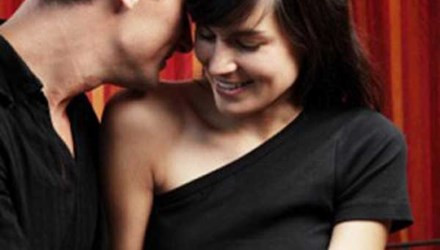 Ghe tom vo ngoai tinh van om hon chong ngau nghien